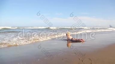 一个快乐的小女孩正在享受大海。 浪来岸边，<strong>欢度</strong>小儿女..